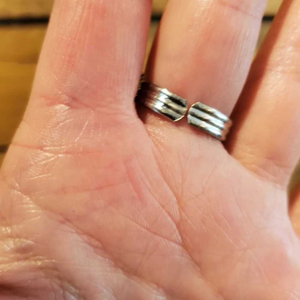 Adjustable silvertone & shell fragment ring